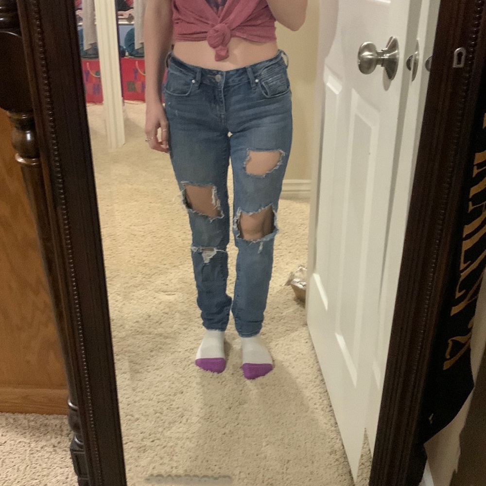 Skinny blue jeans. Mid rise waist.